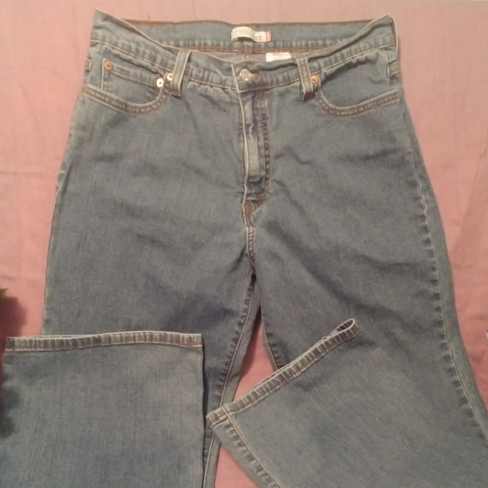 FINAL PRICE ✨ Levi's (perfectly slimming 512)